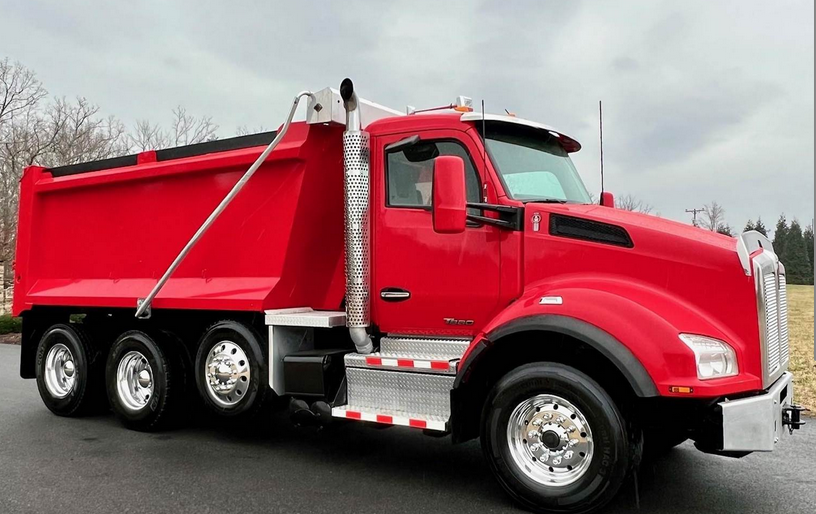 Tri-Axle 35-Yard dump truck serving Angleton, TX